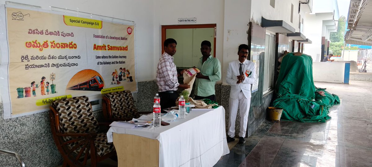drmvijayawada's tweet image. 📍 #Chirala Railway Station | 16.10.2025
The Amrit Samvaad programme was successfully organized today at Chirala Station by Vijayawada Division, South Central Railway. 🚉
Shri CH. Dinesh Reddy, Sr. DEE/TRD, highlighted the Hon'ble PM’s vision of modern, passenger-friendly
