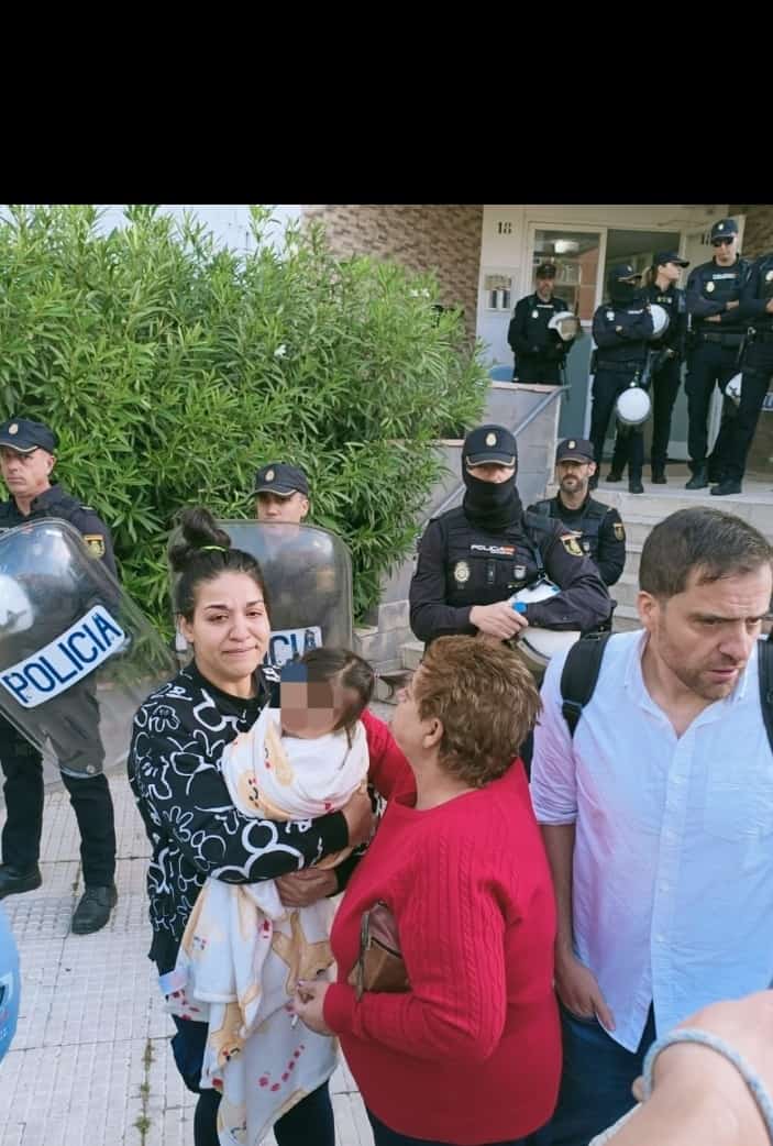 Nos tocó sufrir y llorar.
Una madre en paro y sus tres hijos menores fueron desahuciados y dejados en la calle gracias a las políticas antisociales de la Comunidad de Madrid.
Ayer nos hicieron caer.
Hoy nos levantamos con más fuerza en defensa de los Derechos Humanos. 
Seguimos!