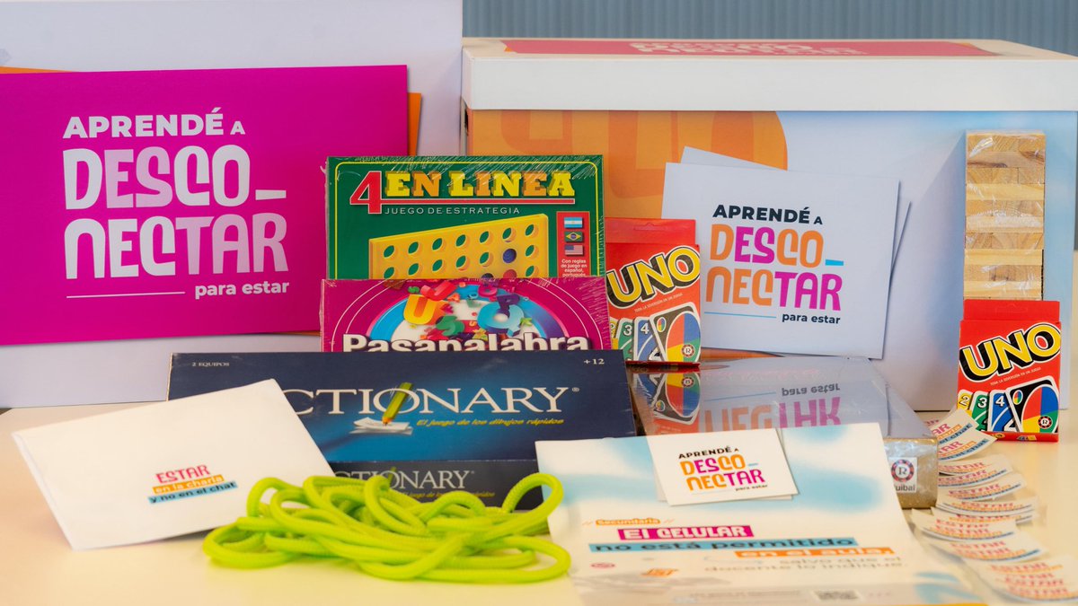 El valor del juego: las escuelas secundarias reciben kits lúdicos para los recreos.
“Aprendé a Desconectar” impulsa acciones para acompañar a los adolescentes en el desafío de reconectarse con el mundo real y reducir el uso excesivo de las pantallas.
👉 buenosaires.gob.ar/noticias/el-va…