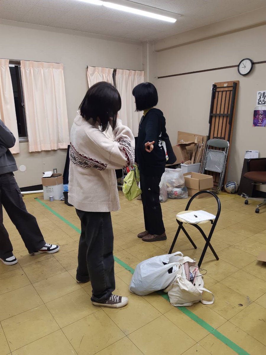 こんばんはSNS担当Yです。
今日は最後の稽古でした。明日は仕込み頑張るぞ！
今回の舞台持ってくものが多くて、去年から成長したなぁとしみじみ思います。公演お楽しみに！

劇団伊那ラジヲ落葉松祭公演「雨」
10/18(土)23番講義室で14:00,16:00に開演
予約フォーム→forms.gle/DEgQnaRwkHdPcH…