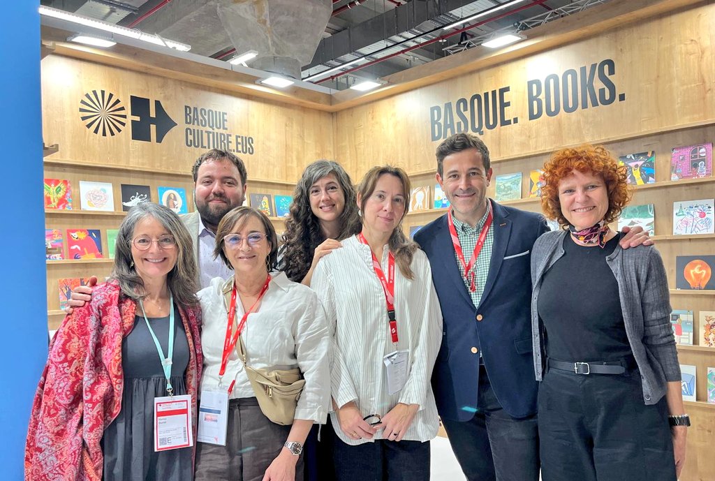 Imanol_Otaegi's tweet photo. 📚 Basque Books Frankfurten!
Euskal literatura munduko liburu azokarik handienean, egiazko auzolanean: Euskal Editoreak, Gremio de Editores Vascos, Escritores vascos irudigileak eta @EtxepareInst 💪
#BasqueTeam 💙 https://t.co/LB8OrFDIME