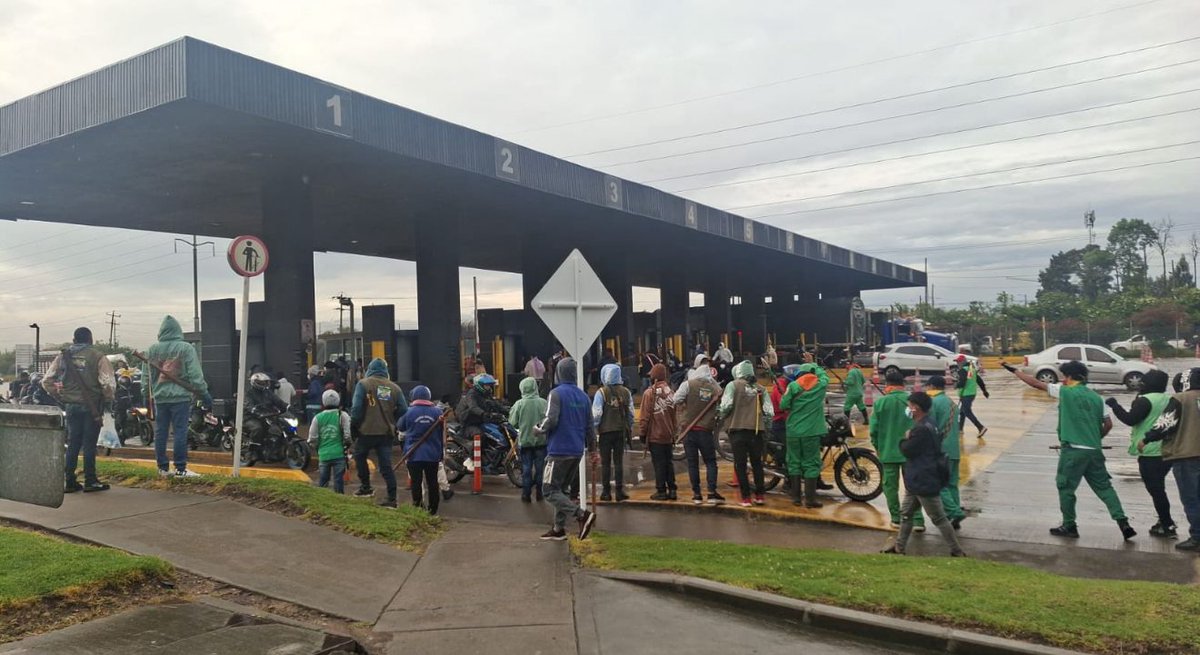 WRadioColombia's tweet photo. #NoticiaW | A esta hora hay manifestaciones en el peaje de la vía Bogotá – Mosquera (Av. Calle 13). Las autoridades ya se encuentran en el punto para regular el tráfico. https://t.co/aBBloOkzJ8