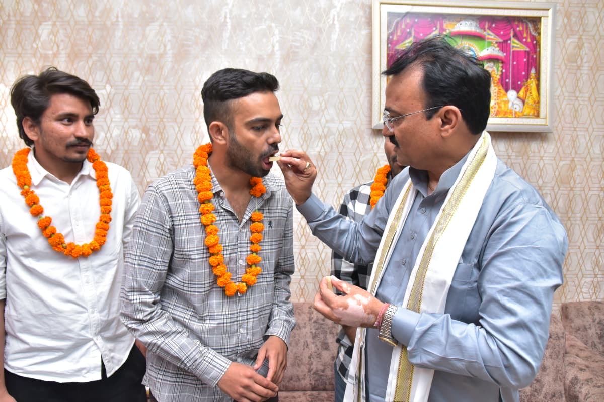 DrPremBairwa's tweet photo. आज सिविल लाइन स्थित राजकीय आवास (384) पर राजस्थान प्रशासनिक सेवा 2023 में दूदू विधानसभा क्षेत्र एवं प्रदेशभर से चयनित हुए प्रतिभाशाली अभ्यर्थियों से आत्मीय भेंट कर हार्दिक बधाई एवं शुभकामनाएँ प्रेषित की।

यह सफलता आप सभी के कठिन परिश्रम, निष्ठा और समर्पण का परिणाम है। विश्वास है कि आप अपने कर्मठता और ईमानदारी से प्रदेश के सर्वांगीण विकास में अहम भूमिका निभाएँगे।

आप सभी के उज्जवल भविष्य की मंगलकामना करता हूँ।

#RAS2023