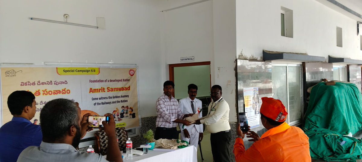 drmvijayawada's tweet image. 📍 #Chirala Railway Station | 16.10.2025 The Amrit Samvaad programme was successfully organized today at Chirala Station by Vijayawada Division, South Central Railway. 🚉Shri CH. Dinesh Reddy, Sr. DEE/TRD, highlighted the Hon'ble PM’s vision of modern, passenger-friendly railways