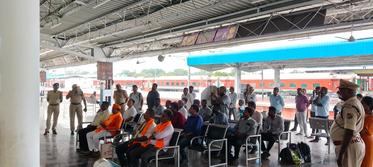 drmvijayawada's tweet image. 📍 #Chirala Railway Station | 16.10.2025 The Amrit Samvaad programme was successfully organized today at Chirala Station by Vijayawada Division, South Central Railway. 🚉Shri CH. Dinesh Reddy, Sr. DEE/TRD, highlighted the Hon'ble PM’s vision of modern, passenger-friendly railways