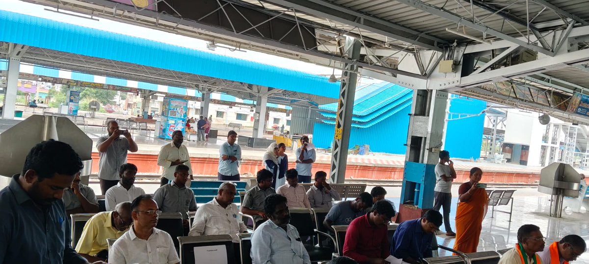 drmvijayawada's tweet image. 📍 #Chirala Railway Station | 16.10.2025 The Amrit Samvaad programme was successfully organized today at Chirala Station by Vijayawada Division, South Central Railway. 🚉Shri CH. Dinesh Reddy, Sr. DEE/TRD, highlighted the Hon'ble PM’s vision of modern, passenger-friendly railways
