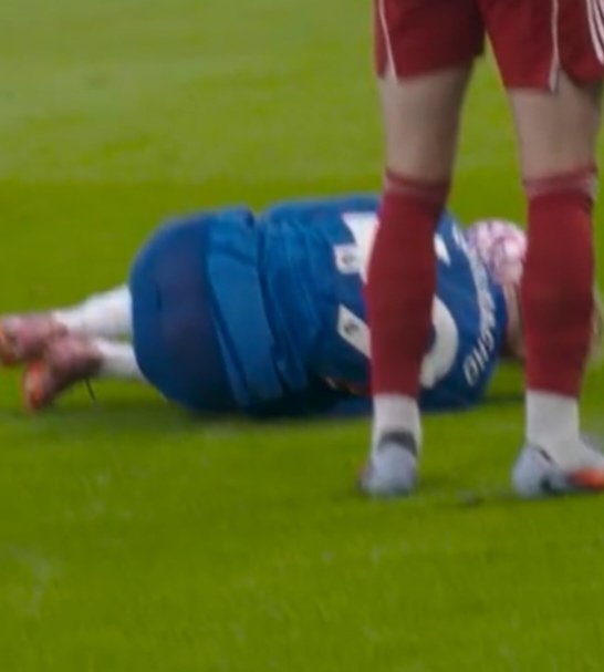 جارنتشو من كبر حجم طيزه ماتحملت وطلعت من شورته😭😭😭

Garnacho🍑🛐