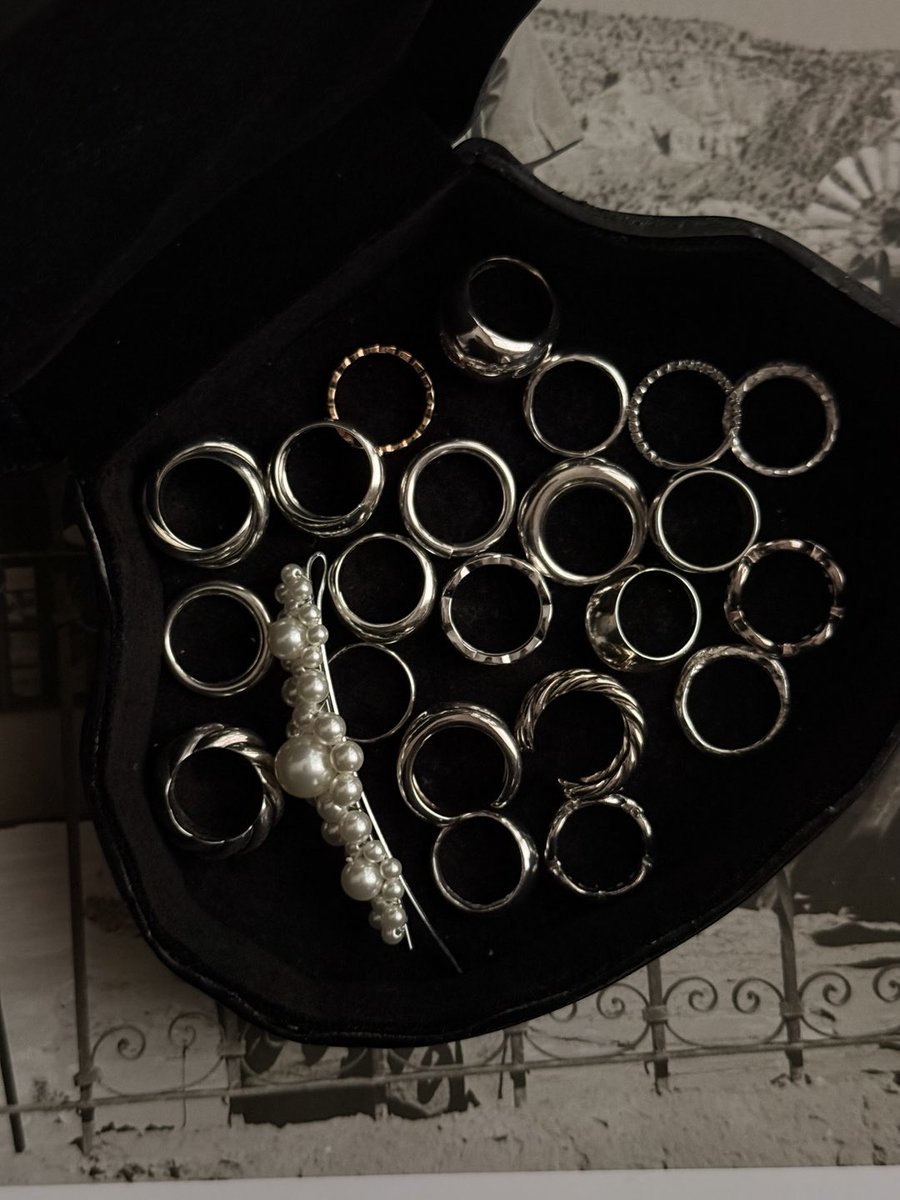 반지 보관함은 오키브 (ochiv.archivio) 쉘박스. 안에 반지 꽂는 건 가위로 잘라서 만든거지만.. 그냥 담아놔도 이쁨