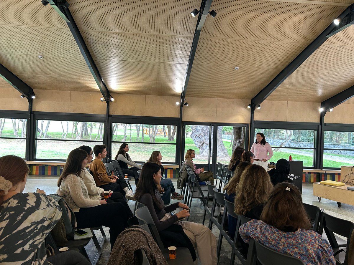 İSTON, İPA Şehir Okulunda!
Her Perşembe, 2 ay boyunca <a href="/ipaistanbul/">İstanbul Planlama Ajansı</a>'dayız.
İlk dersimizi gerçekleştirdik! Dünyadan ilham veren örneklerle, kent mobilyasının şehirlerin kimliğini nasıl şekillendirdiğini keşfettik.  
Bu haftanın konusu: Kent Mobilyası Tasarımında Güncel Yaklaşımlar!