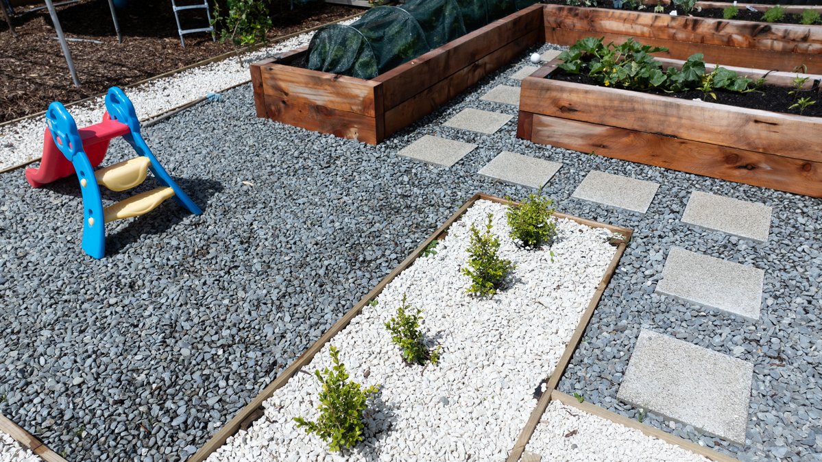 Love the look of natural stone but not the mess? PebbleLock gives you that natural aesthetic with the function of a solid surface.
🌿 Simple. Natural. Functional.
Order now: carbourtools.com/pebblelock

#OutdoorLiving #LandscapeDesign #NaturalStone #PermeablePaving #PebbleLock