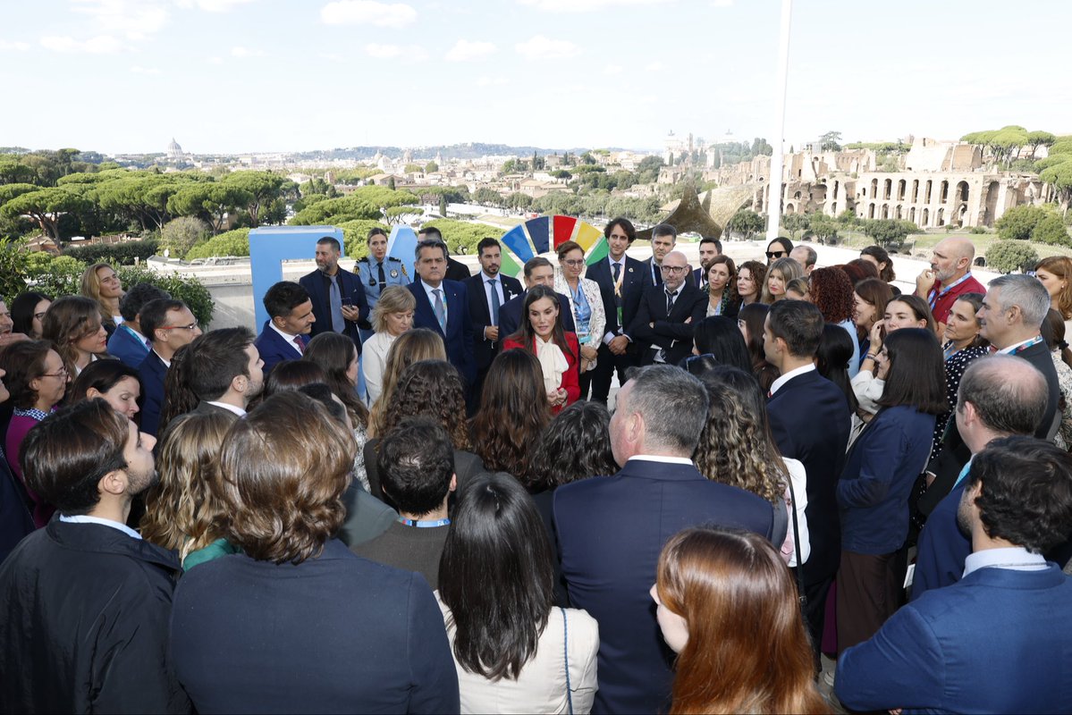 En el marco de la ceremonia oficial del “Día Mundial de la Alimentación” celebrada en Roma, la Reina ha mantenido un encuentro con españoles que trabajan en la FAO.

#WorldFoodDay #FAO80 

➡️casareal.es/ES/Actividades…