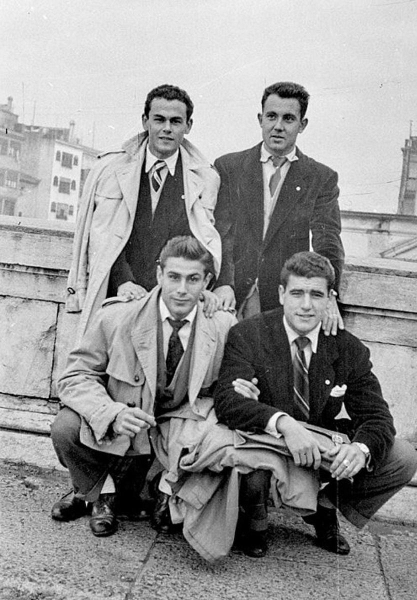 MateosPoch's tweet image. Jugadors i staff del @GironaFC  amb traje...
Garriga, Espelt, Pinto i Mora, 1954, al Pont de Pedra
També allà mateix, la plantilla 1969/70
Un GironaFC a un desplaçament, temp 72/73 i  trajes del moment 
I el traje dels entrenados i staff en el retorn a 2ona, temp 2008/9
🤍❤️⚽