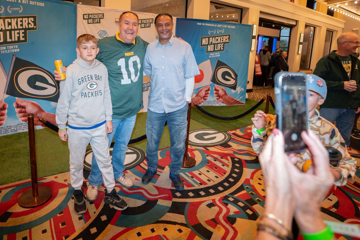 TEAM_Lammi's tweet image. What a night. A packed house at @Marcus_Theatres for world premiere of @nopackersnolife, a heartwarming movie highlighting Japanese Packers Cheering Team and group of Wisconsin friends that brought them from Tokyo to Green Bay for game. Get tickets here: marcustheatres.com/movies/no-pack…