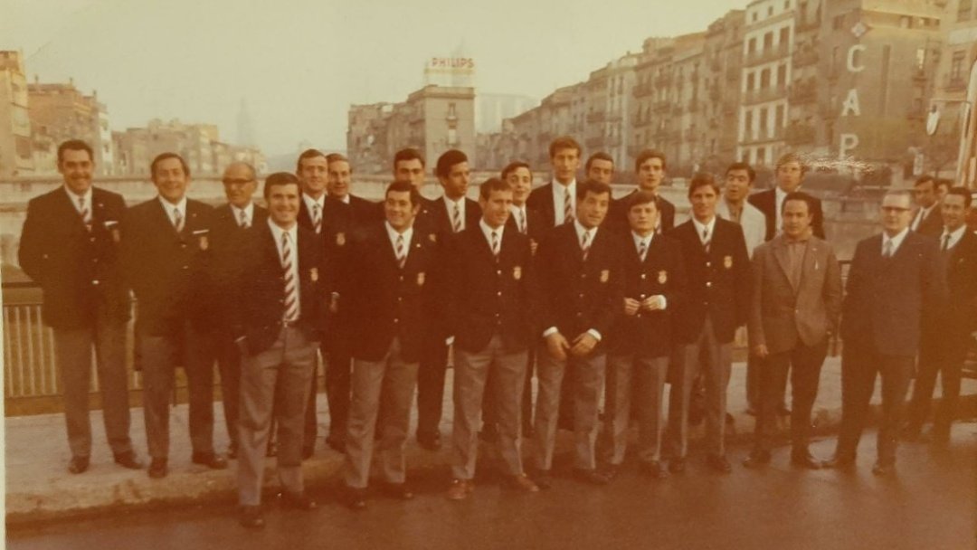 MateosPoch's tweet image. Jugadors i staff del @GironaFC  amb traje...
Garriga, Espelt, Pinto i Mora, 1954, al Pont de Pedra
També allà mateix, la plantilla 1969/70
Un GironaFC a un desplaçament, temp 72/73 i  trajes del moment 
I el traje dels entrenados i staff en el retorn a 2ona, temp 2008/9
🤍❤️⚽