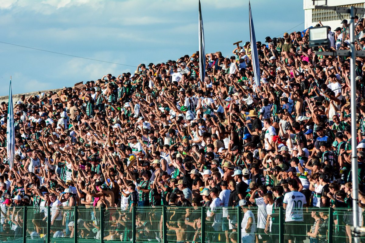maringafc's tweet image. TBT DO TORCEDOR NO WD! 😍🏟️

Que saudade, chega logo, 2026!

🖤🤍💚

📸 Isabela / João Paulo 

#maringafc #maringa #mfc #futebol #tricolor #brasileiro #sériec