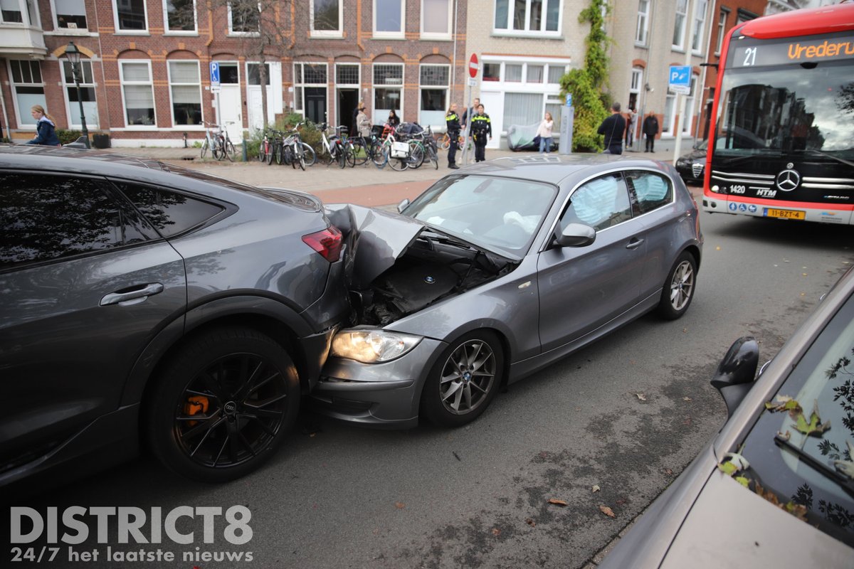 Forse kop-staart aanrijding tussen twee auto's op de Valkenboslaan in Den Haag