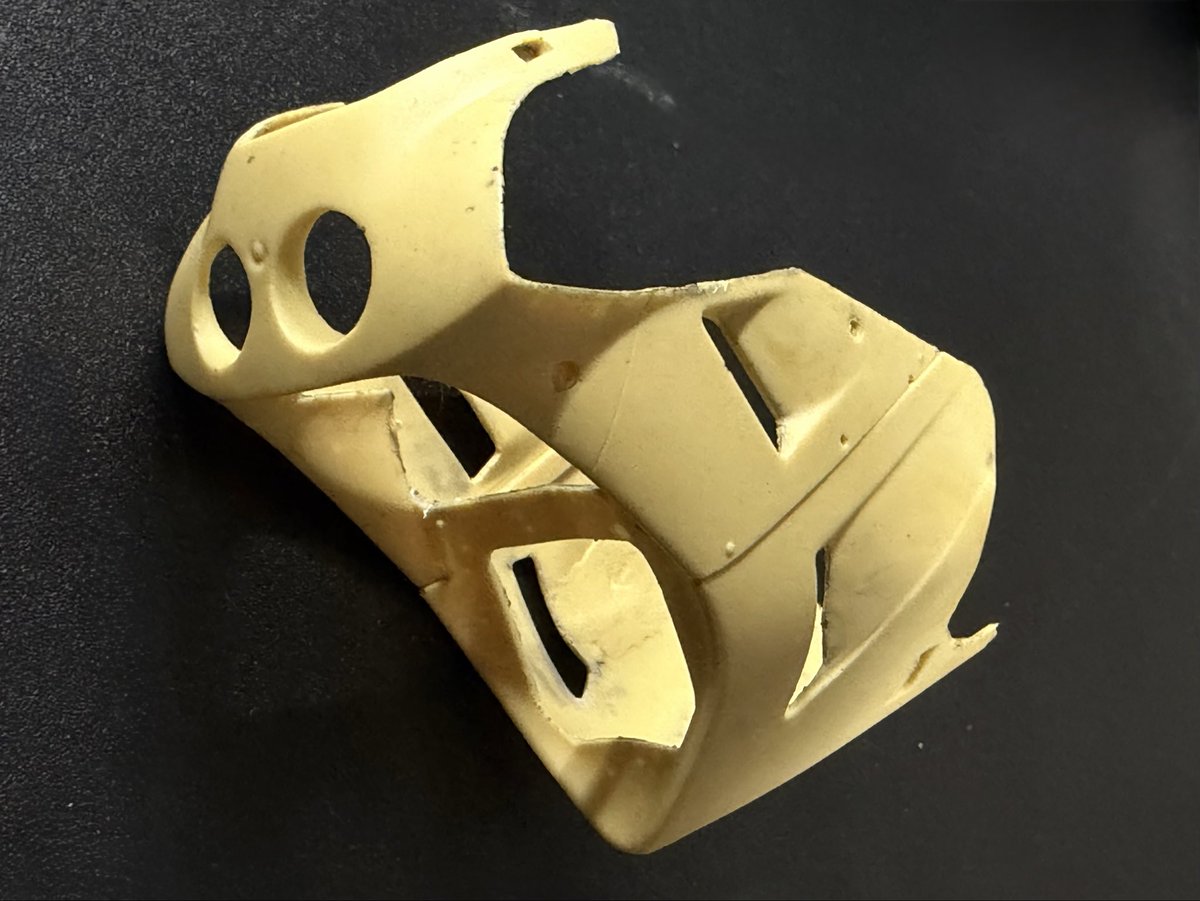 #おまえらマジで25年以上前に作った模型を貼る勇気があるのかキャンペーン
最近、低浮上でポスト久々です🙇‍♂️
90〜93年頃にVFR400R(NC30)に乗ってまして当時に自分仕様で作りました
穴開きディスクやカウルの複製を頑張ってたみたい！
残ってるのはこれだけですが今も捨てずにいます
レストアしたいなぁ