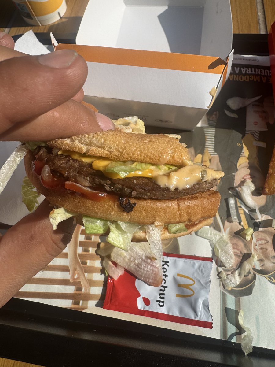 FotsTe's tweet image. Estoy indignado, me acaban de timar en @McDonalds , me pregunto cómo se les permiten vender “comida” a esta gente ? En realidad están poniendo en peligro a las personas. Miren esta imagen y decidme qué pensáis?
Ya sé que no puedo exigir calidad a una cadena de “comida basura”…