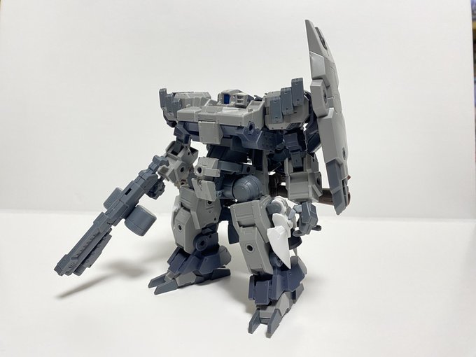 バスキーロットが組み上がったのでとりあえず持てるだけ武器持たせた 