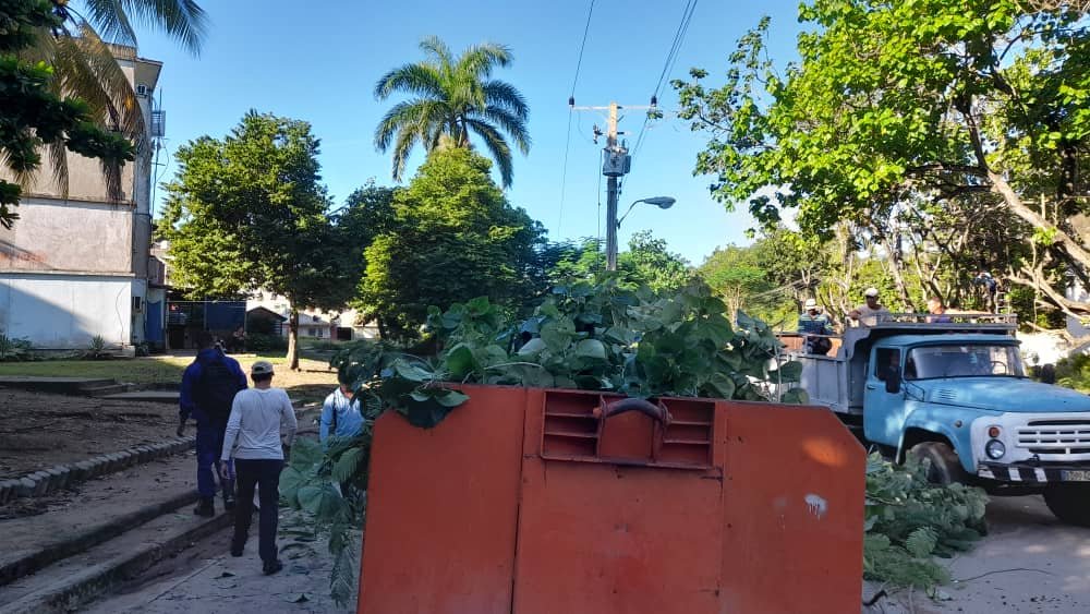 Continúan las labores de poda🪓 en Consejo Popular Pueblo Griffo por nuestras brigadas de trabajadores de la planta exterior👷‍♂️ de 
<a href="/ETECSA_Cuba/">ETECSA</a>
 en #Cienfuegos 👍
<a href="/MiguelASurezSa2/">Miguel A. Suárez Sabina</a> <a href="/Irenaldo5/">Irenaldo Cruz Lopez</a>