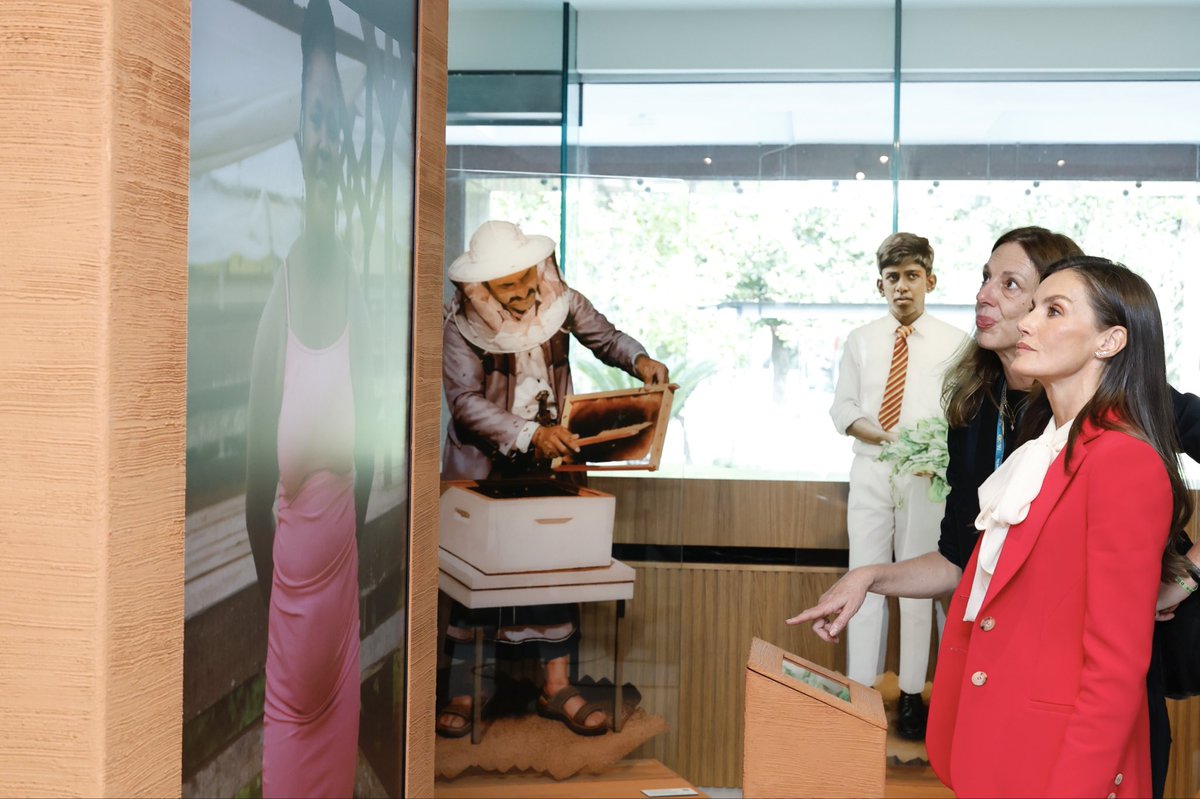 Tras la ceremonia oficial del “Día Mundial de la Alimentación”, la Reina ha visitado el Museo y Red de Alimentación y la Agricultura (FAO MuNe).

Un espacio que aúna arte, conocimiento, tradiciones e innovación, invitando a los visitantes a un viaje interactivo pasando por el