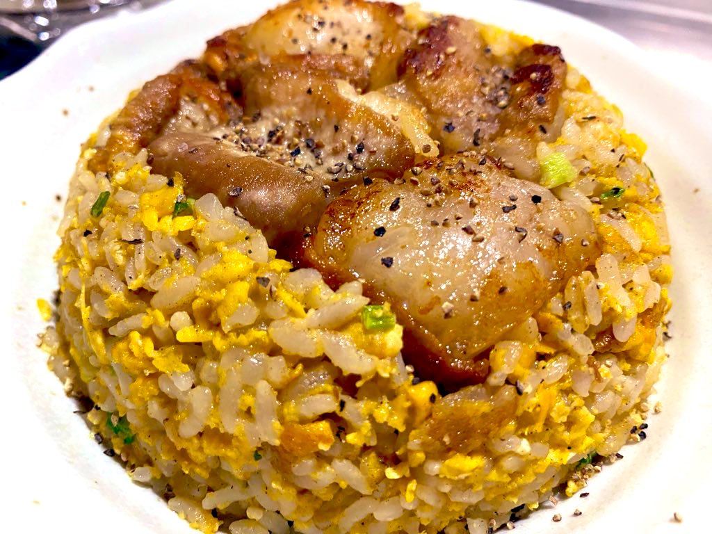 今日は久々国産牛ホルモン炒飯。アクセントに粗挽き黒胡椒。馬。いや馬。