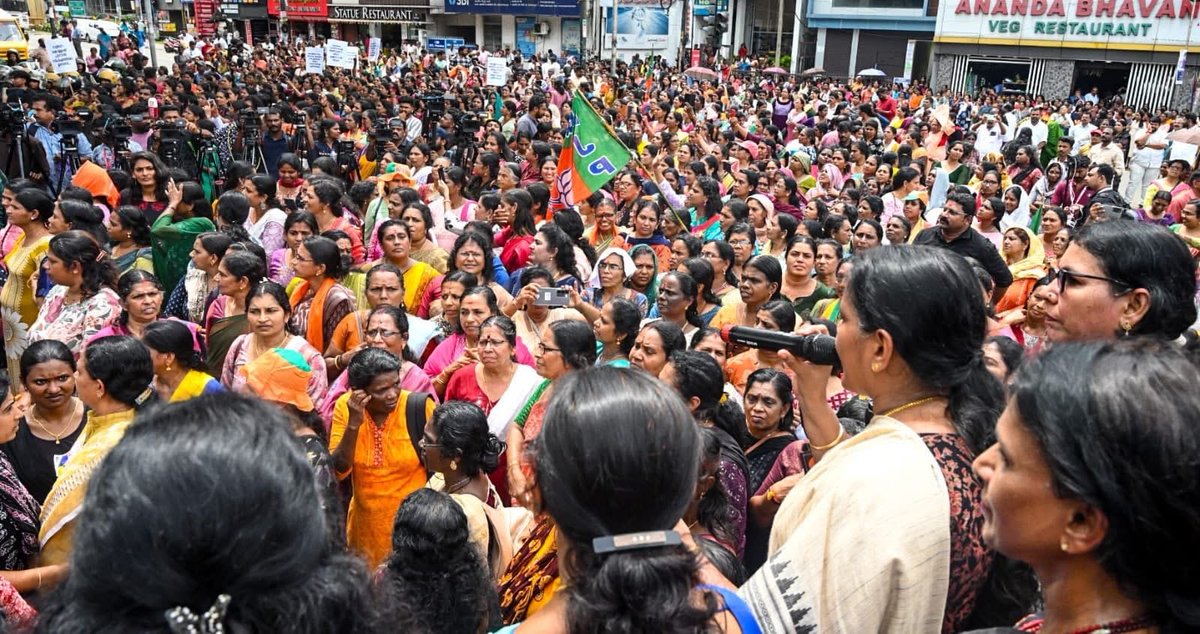 പിണറായി വിജയൻ സർക്കാർ ശബരിമലയിൽ നടത്തുന്ന സ്വർണ്ണക്കൊള്ളയ്ക്കും ദേവസ്വം അഴിമതിക്കുമെതിരെ മഹിളാമോർച്ചയുടെ ഉജ്ജ്വല പ്രതിഷേധം സെക്രട്ടറിയേറ്റ് നടയിൽ..