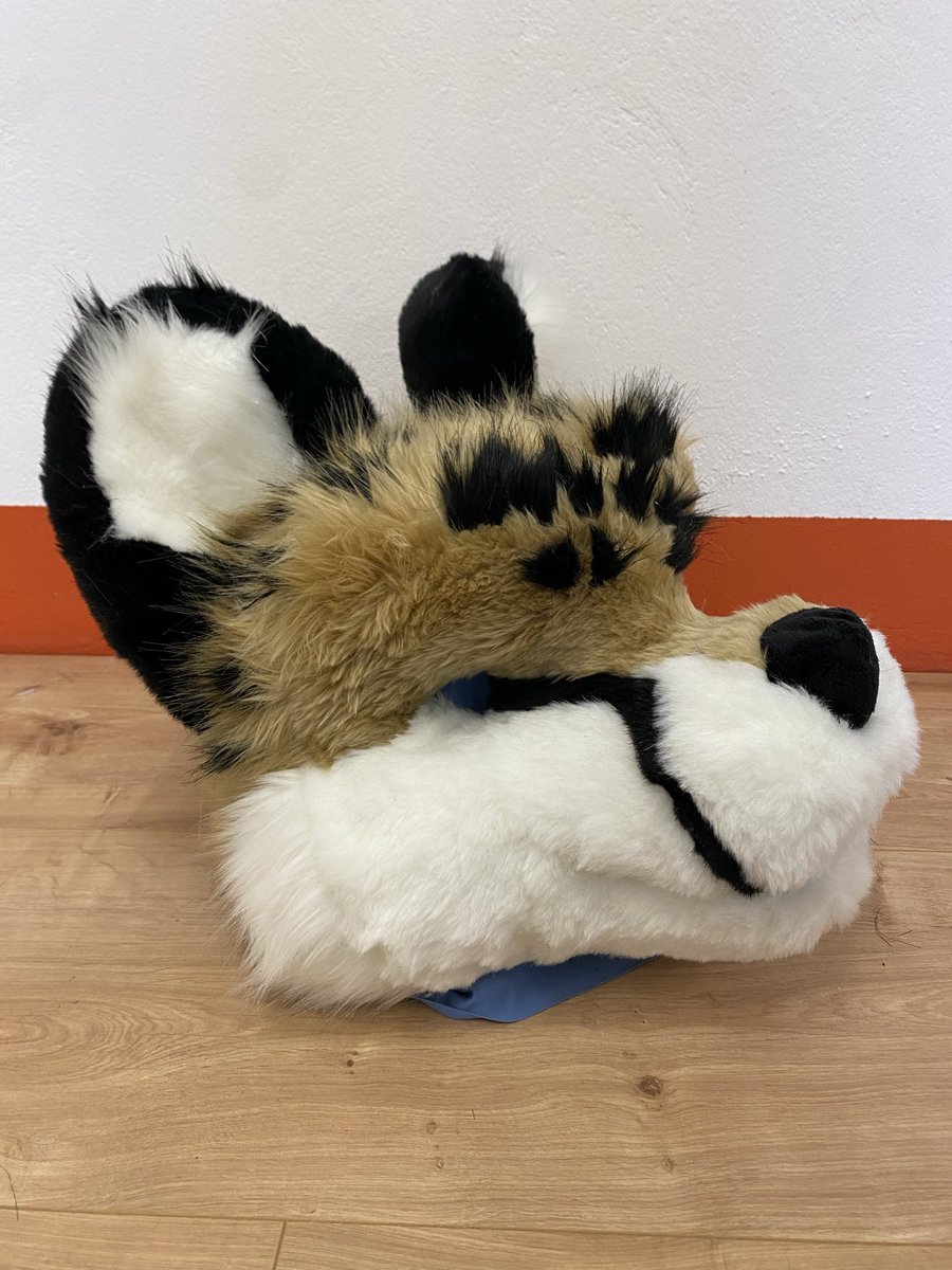 Alles ist zusammen genäht und kann aufgeklebt werden 

Everything is sewed together and can be glued on