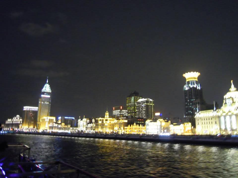 mido_u13's tweet image. 上海⑤
黄浦江游覧
外灘と浦東を両方楽しむクルージング
川の右側と左側で全く街の景色が違う

外灘の反対側の浦東
こちらはどこかヨーロッパっぽさを感じる街並み
外灘と全く違う雰囲気
ちなみに、金田一少年の事件簿の上海魚人伝説殺人事件のロケ地になってて、この景色見た時テンション上がりました