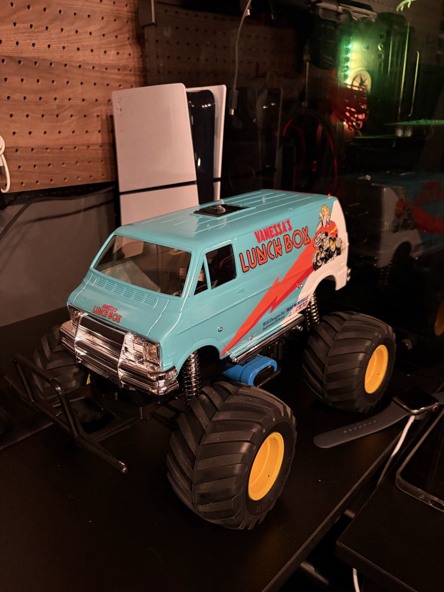 小学生の頃からずっと欲しかったランチボックスを買うなどして遊んでる。。。