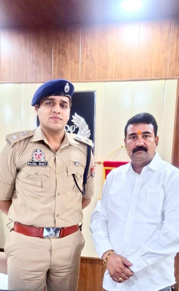 🌟 श्रावस्ती एसपी राहुल भाटी से खास मुलाकात 🌟

तेजतर्रार व कर्मठ एसपी राहुल भाटी से हुई आज एक सुखद भेंट।
जिले की कानून-व्यवस्था व जनसुरक्षा पर हुई सार्थक चर्चा।
राहुल भाटी बोले की प्राथमिकता “जनता का विश्वास ही पुलिस की सबसे बड़ी ताकत है।” ✨  Shravasti Police UP Police