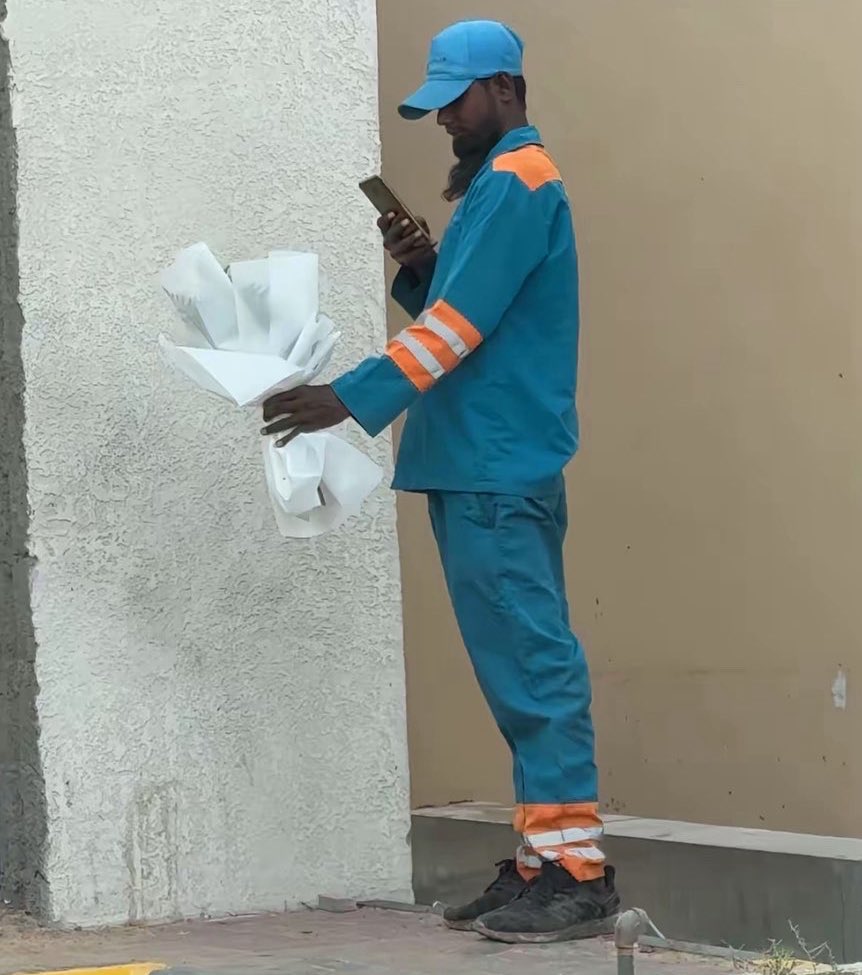 مهما تباعد خطوتي ما تغربت
دايم وانا اشوفك وطن مانساني

مديت لي عمرٍ معي لين قربت
"واهديت لك باقة وانا في مكاني"