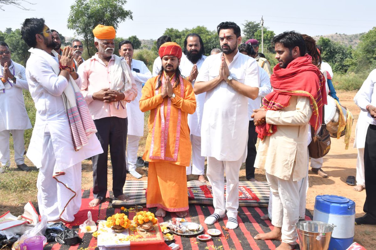 Spiritual_kk's tweet image. करौली राजपरिवार के सदस्य युवराज श्री @vivasvatpal जी की उपस्थित में करौली के ग्राम पंचायत महौली में संकल्पित एक भव्य गौशाला हेतु भूमि पूजन में सहभागिता की युवराज जी के द्वारा इस पुण्य कार्य की प्रशंसा एवं सहयोग का आश्वासन दिया गया इस अवसर पर श्री @AashishKarauli जी उपस्थित रहे!