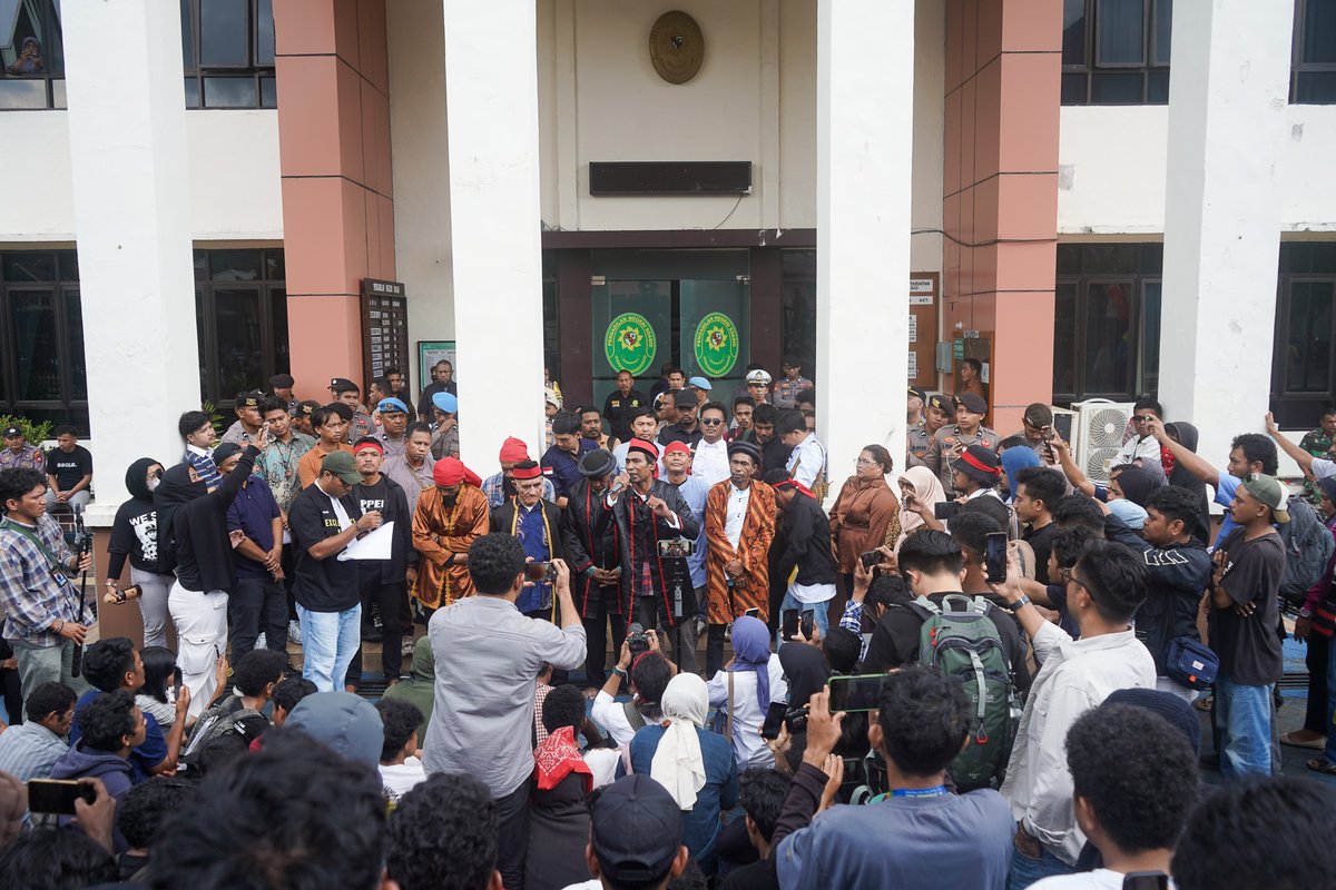 Hakim tampaknya gagal menafsirkan Putusan Mahkamah Konstitusi RI No. 119/PUU-XXIII/2025 tanggal 28 Agustus 2025, yang menegaskan:

“Setiap orang yang berpartisipasi dalam upaya perlindungan lingkungan hidup tidak dapat dituntut secara hukum.”

Putusan hakim PN Soasio terhadap 11