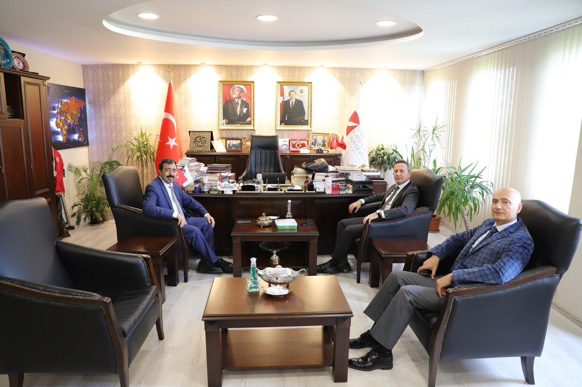 Kaymakamımız Sayın Fatih Görmüş, beraberinde Gençlik ve Spor İlçe Müdürü Nedim Köksal ile birlikte, Kâtip Çelebi Üniversitesi Rektörü Sayın Saffet KÖSE’ye ziyarette bulunmuşlardır.

Nazik ev sahipliğinden dolayı kendilerine teşekkür ederiz.