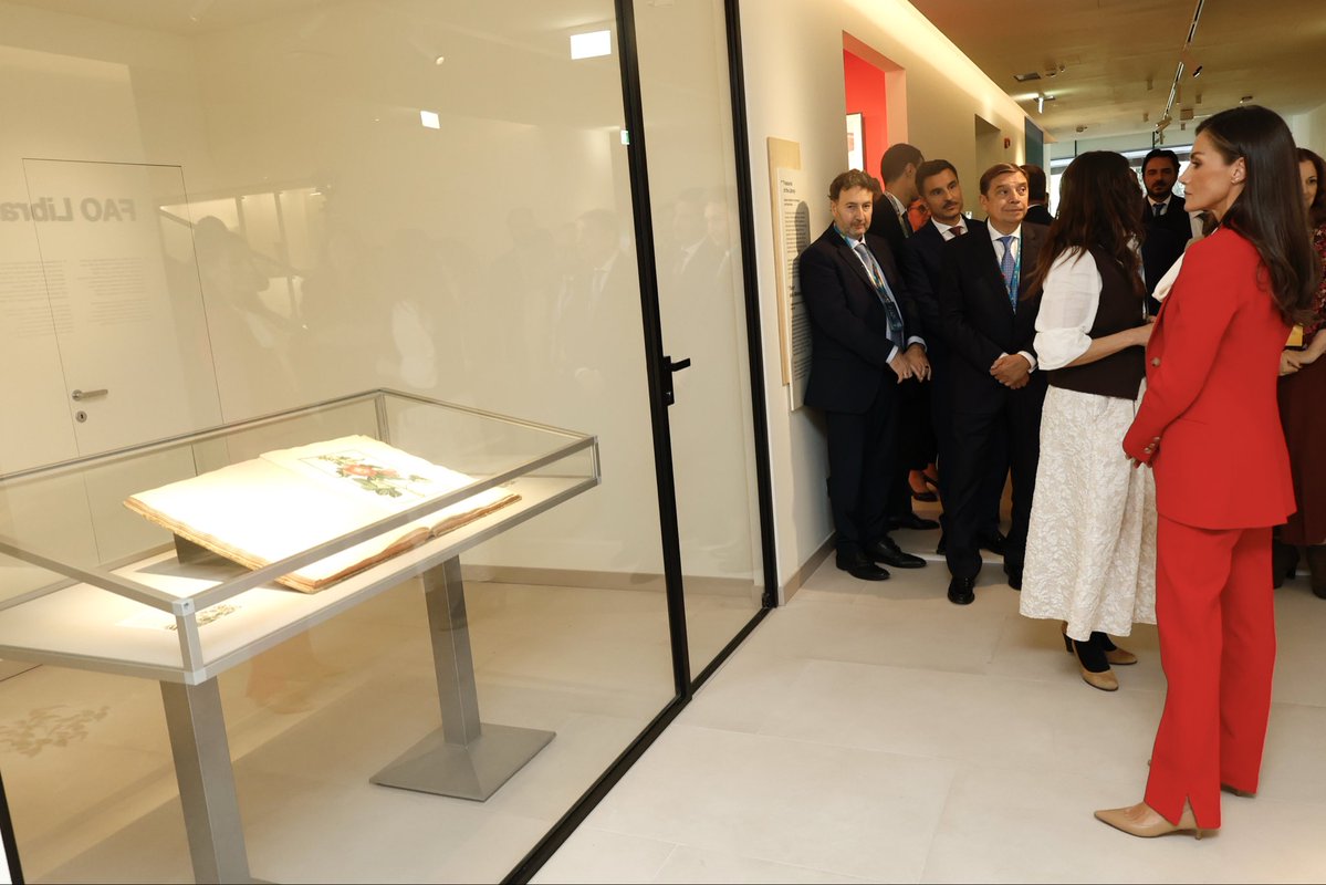 Casa de S.M. el Rey (@casareal) on Twitter photo Recorrido de la Reina por el Museo y Red de Alimentación y la Agricultura (FAO MuNe) en Roma.
Entre muchas de las obras, se encuentra la reproducción del calendario agrícola de la Real Colegiata de San Isidoro cedido por España al museo. 
#WorldFoodDay #FAO80 Recorrido de la Reina por el Museo y Red de Alimentación y la Agricultura (FAO MuNe) en Roma.
Entre muchas de las obras, se encuentra la reproducción del calendario agrícola de la Real Colegiata de San Isidoro cedido por España al museo. 
#WorldFoodDay #FAO80