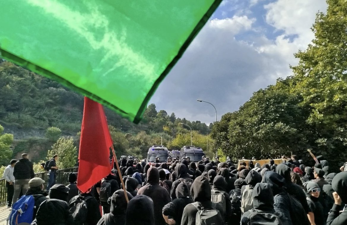 🇵🇸 Recull de la vaga general per Palestina! 🇵🇸

📢 Des del Moianès, vam fer un mural col·lectiu i vam donar suport a les convocatòries d’Osona i el Bages per denunciar el genocidi. 

Ara, seguim organitzades i mobilitzades als carrers per l’alliberament del poble palestí!