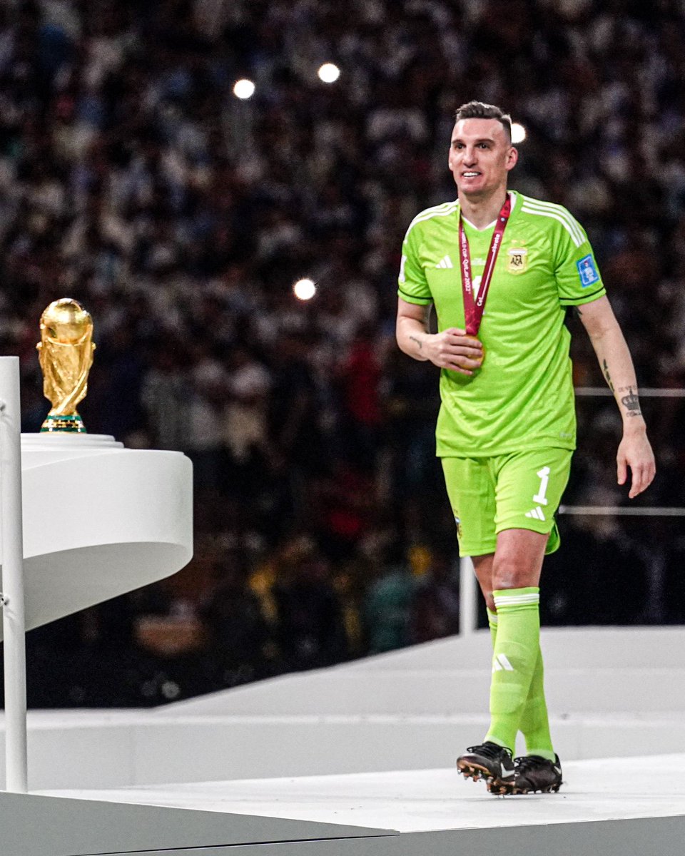 AtaqueFutbolero's tweet image. 🔝🏆 Hoy, que Franco Armani está celebrando sus 39 AÑOS, es momento de recordar que ganó 27 TÍTULOS en su carrera, es el ARQUERO ARGENTINO con MÁS TROFEOS y el 4º en TODA LA HISTORIA DEL FÚTBOL, detrás de Messi-Di María-Tevez.

🇨🇴 8 Ligas de Colombia
🇨🇴 3 Copa Colombia
🇦🇷 3…