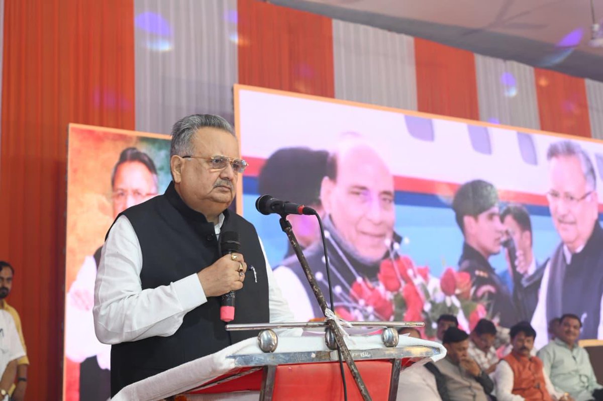 drramansingh's tweet image. पद्मश्री गोविंदराम निर्मलकर ऑडिटोरियम, राजनांदगांव में स्वच्छता दीदियों के सम्मान समारोह में शामिल होकर हमारे शहर को स्वच्छ एवं सुंदर बनाए रखने में योगदान देने वाली सभी दीदियों को सम्मानित किया।
साथ ही, इस अवसर पर राजनांदगांववासियों के स्नेह एवं शुभकामनाओं के बीच अपना जन्मदिन…