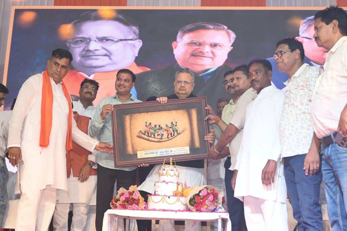 drramansingh's tweet image. पद्मश्री गोविंदराम निर्मलकर ऑडिटोरियम, राजनांदगांव में स्वच्छता दीदियों के सम्मान समारोह में शामिल होकर हमारे शहर को स्वच्छ एवं सुंदर बनाए रखने में योगदान देने वाली सभी दीदियों को सम्मानित किया।
साथ ही, इस अवसर पर राजनांदगांववासियों के स्नेह एवं शुभकामनाओं के बीच अपना जन्मदिन…