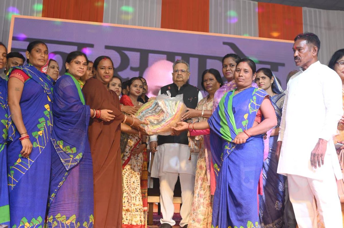 drramansingh's tweet image. पद्मश्री गोविंदराम निर्मलकर ऑडिटोरियम, राजनांदगांव में स्वच्छता दीदियों के सम्मान समारोह में शामिल होकर हमारे शहर को स्वच्छ एवं सुंदर बनाए रखने में योगदान देने वाली सभी दीदियों को सम्मानित किया।
साथ ही, इस अवसर पर राजनांदगांववासियों के स्नेह एवं शुभकामनाओं के बीच अपना जन्मदिन…