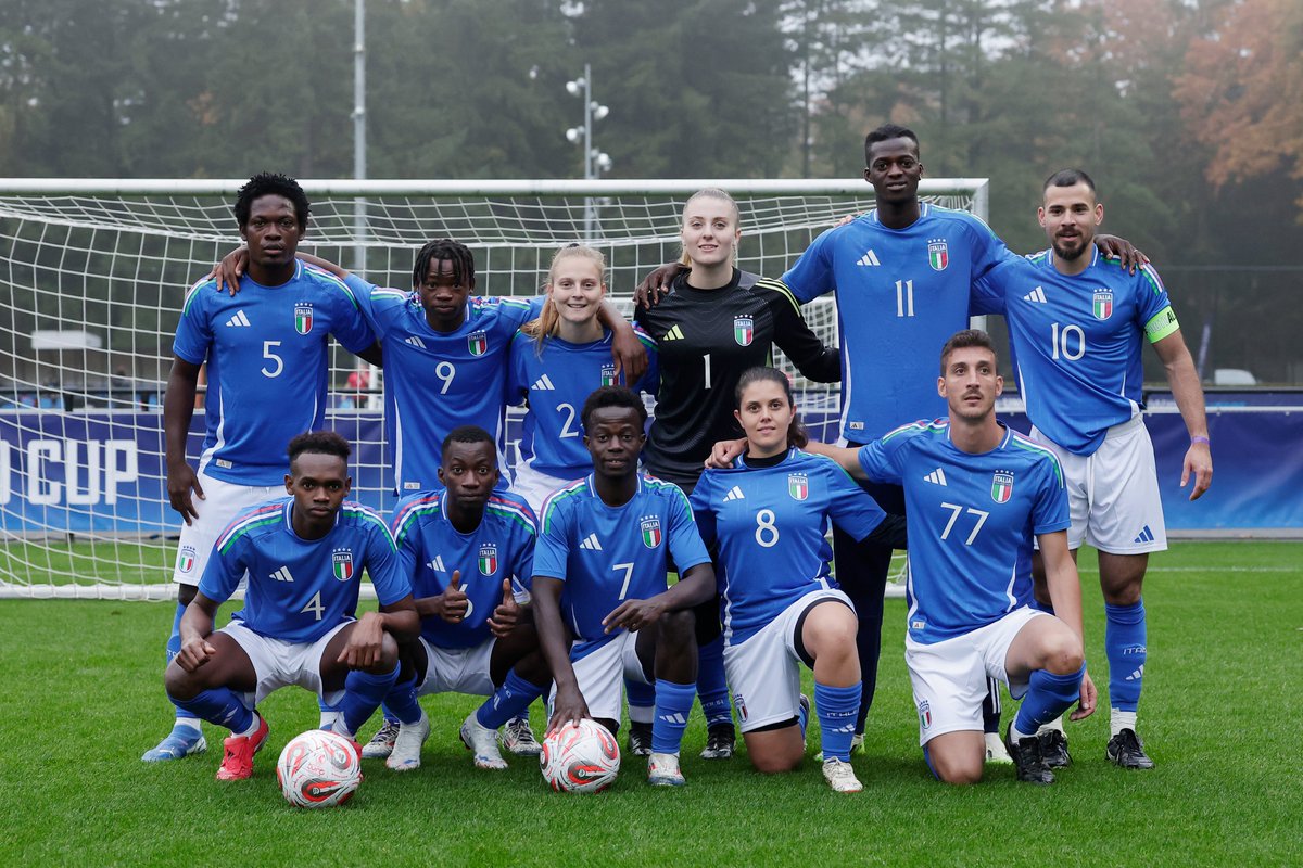 FIGC's tweet image. 𝑼𝒏𝒊𝒕𝒚 𝑬𝑼𝑹𝑶 𝑪𝒖𝒑 2025 💙

Dopo giorni all&apos;insegna di inclusione, rispetto e solidarietà, l&apos;Italia chiude il torneo tra le prime 8 squadre d&apos;Europa ⚽

👏🫂 @Palloliitto 

➡️ tinyurl.com/36svv9td 

@UEFA @Refugees 
#FIGC #UnityEUROCup #WithRefugees #FootbALL