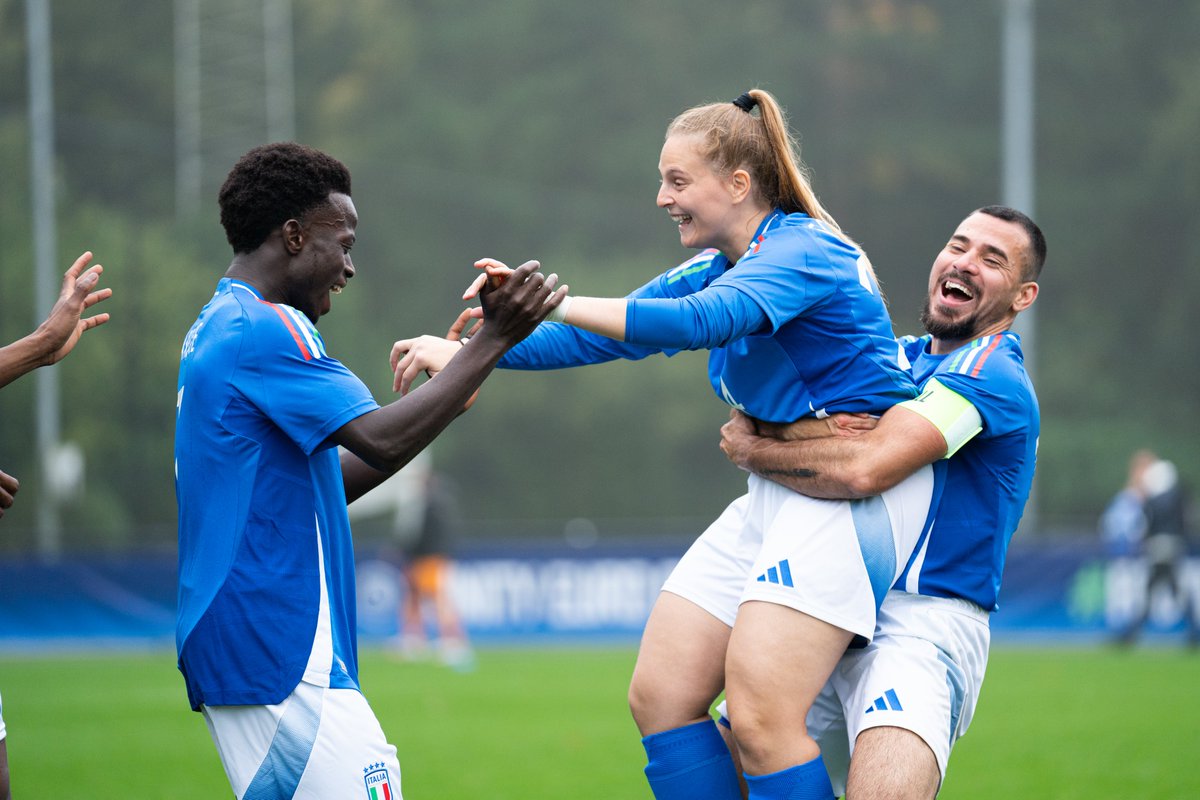 FIGC's tweet image. 𝑼𝒏𝒊𝒕𝒚 𝑬𝑼𝑹𝑶 𝑪𝒖𝒑 2025 💙

Dopo giorni all&apos;insegna di inclusione, rispetto e solidarietà, l&apos;Italia chiude il torneo tra le prime 8 squadre d&apos;Europa ⚽

👏🫂 @Palloliitto 

➡️ tinyurl.com/36svv9td 

@UEFA @Refugees 
#FIGC #UnityEUROCup #WithRefugees #FootbALL