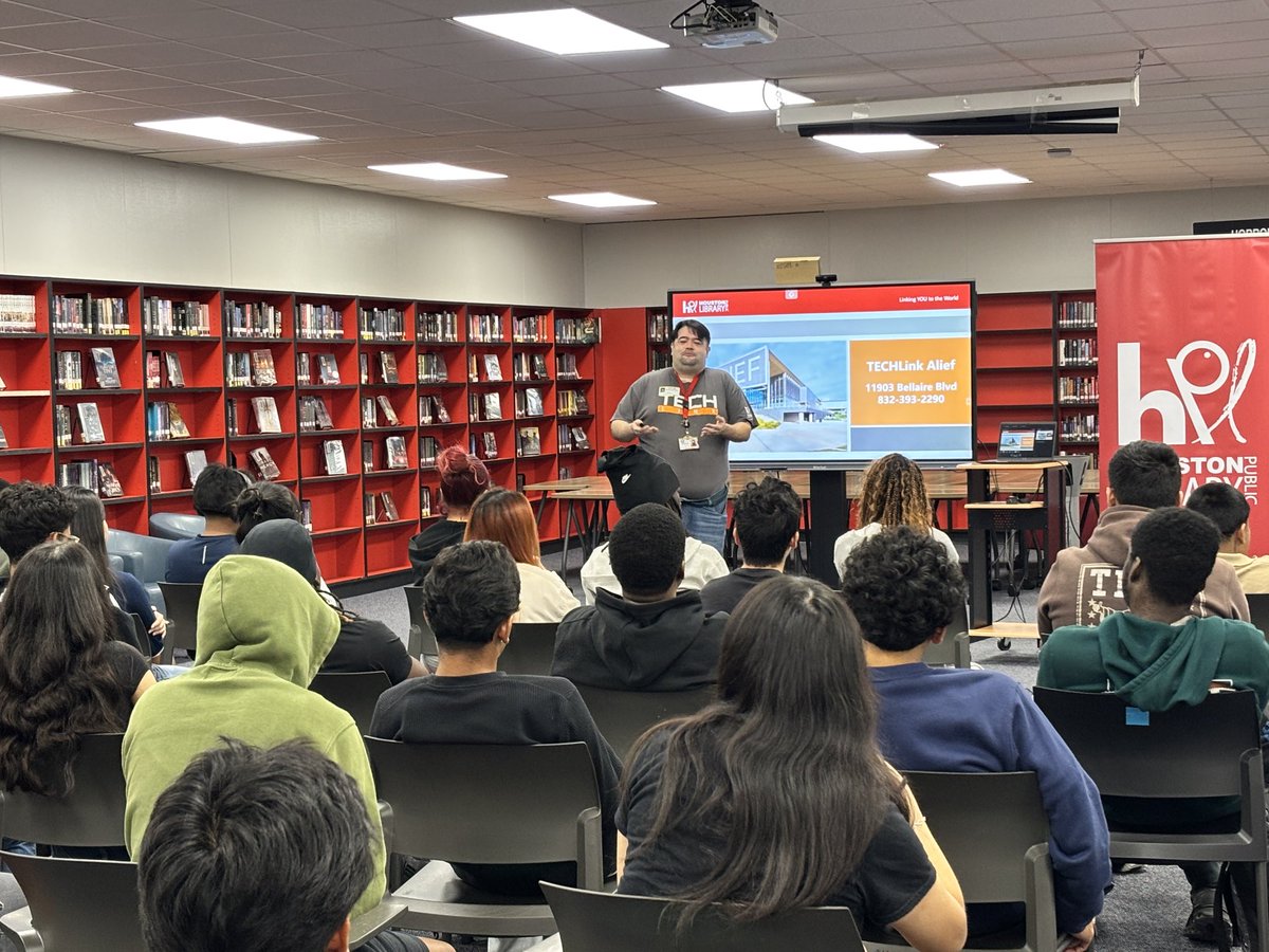 SK4DL's tweet image. #TeenTober is in full swing @ElsikHighSchool 🎉 @Alief_Libraries &amp;amp; @HoustonLibrary teamed up to empower seniors with college prep, scholarship info &amp;amp; FREE resources from #HPL &amp;amp; #TechLink Centers. 🚀 Your future starts NOW, Rams! 🐏
#FutureReady #CCMR @AliefCounseling @AliefTech