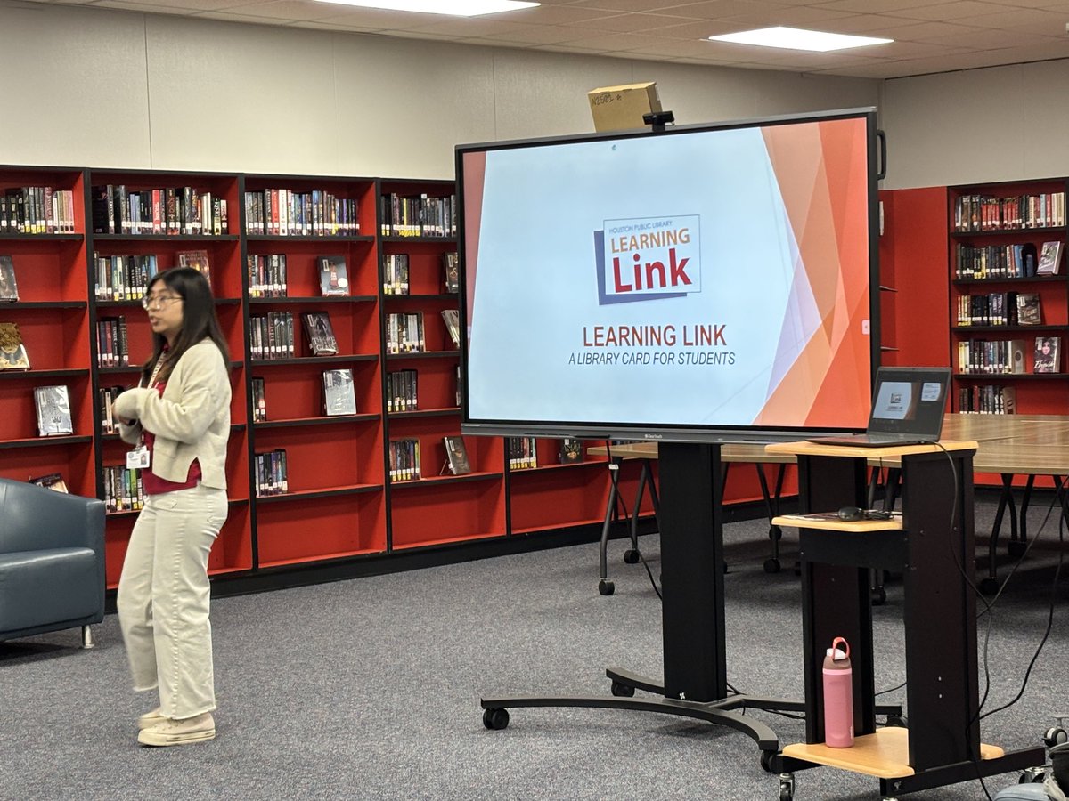 SK4DL's tweet image. #TeenTober is in full swing @ElsikHighSchool 🎉 @Alief_Libraries &amp;amp; @HoustonLibrary teamed up to empower seniors with college prep, scholarship info &amp;amp; FREE resources from #HPL &amp;amp; #TechLink Centers. 🚀 Your future starts NOW, Rams! 🐏
#FutureReady #CCMR @AliefCounseling @AliefTech