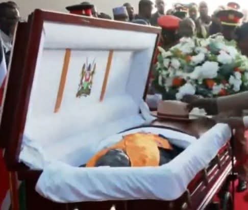 Notice the court of arms inside the casket. Raila hajakufa jana