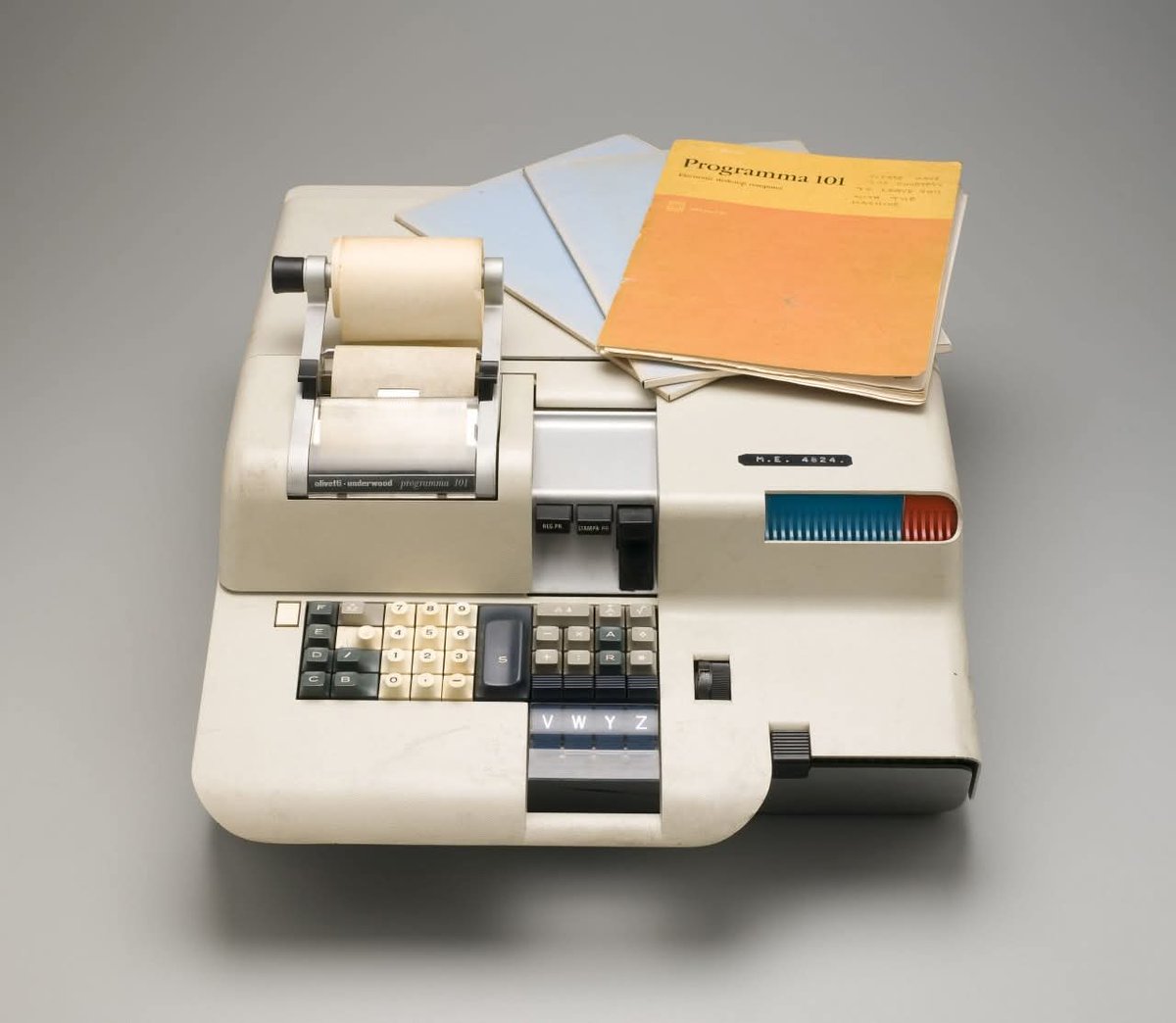 ApuliaRetro's tweet image. Sessant’anni fa, a Ivrea, nacque la Olivetti Programma 101, il primo personal computer.
Piccola, elegante e con stampante integrata, anticipò Apple e Altair di quasi dieci anni. Ideata da Pier Giorgio Perotto e il suo team, portava la potenza del calcolo sulla scrivania, ⬇️