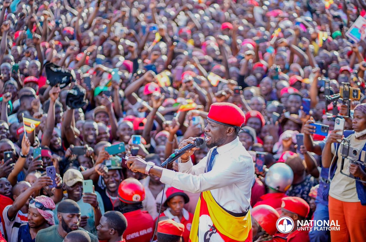 While some media houses may not publish such shots, today in Tororo His Excellency Robert Kyagulanyi continues to stand tall. #PeoplePower #AnewUgandaNow🇺🇬