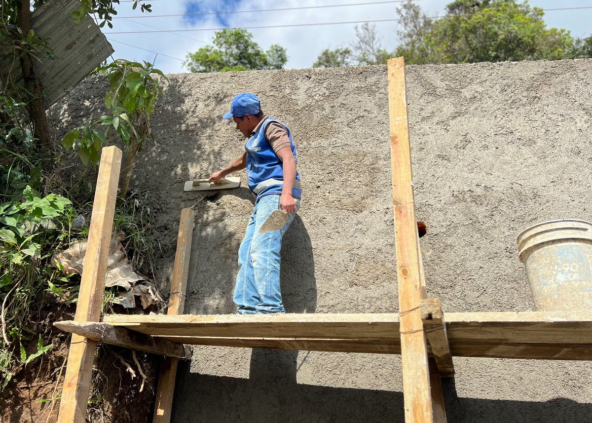 ⚠️ ¡Prevenir antes que lamentar! 🧱

Construimos un muro de contención en el Sector 2 de Lo de Mejía, en el área conocida como “La Vuelta del Gancho”, con el objetivo de prevenir deslizamientos y proteger a las familias del sector.
#MuniSanJuanSac #SanJuanSacAvanza #ObrasQueSeVen