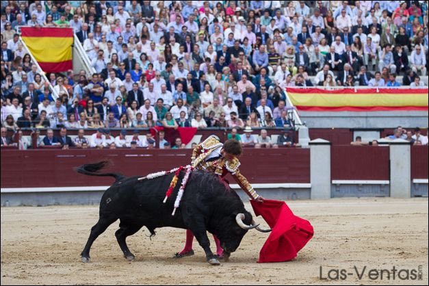 Es una foto preciosa, pero quien no vea que aquí hay un toreo en redondo y no tirando líneas, aunque remate la suerte hacia fuera, tiene un problema. Y no estoy diciendo que no sea legítima esta forma de torear, pero no es la única. Ni mucho menos, la más valiente.